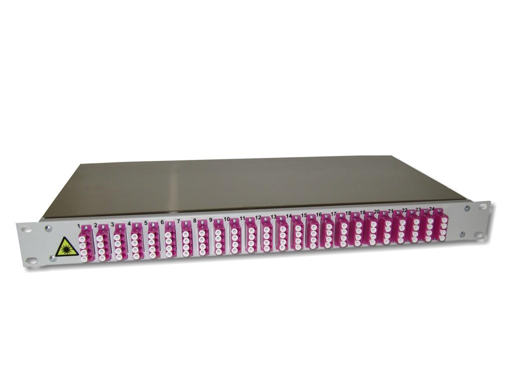 19" LWL Spleißbox 1HE mit 24x LC quad multimode Kupplungen erikaviolett OM4 bestückt